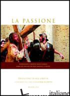 PASSIONE. FOTOGRAFIE DAL FILM «LA PASSIONE DI CRISTO». TESTO LATINO A FRONTE (LA - ANGELELLI M. (CUR.)