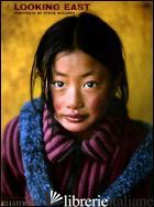 LOOKING EAST. EDIZ. ILLUSTRATA - MCCURRY STEVE