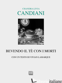 Copertina del libro BEVENDO IL TE' CON I MORTI